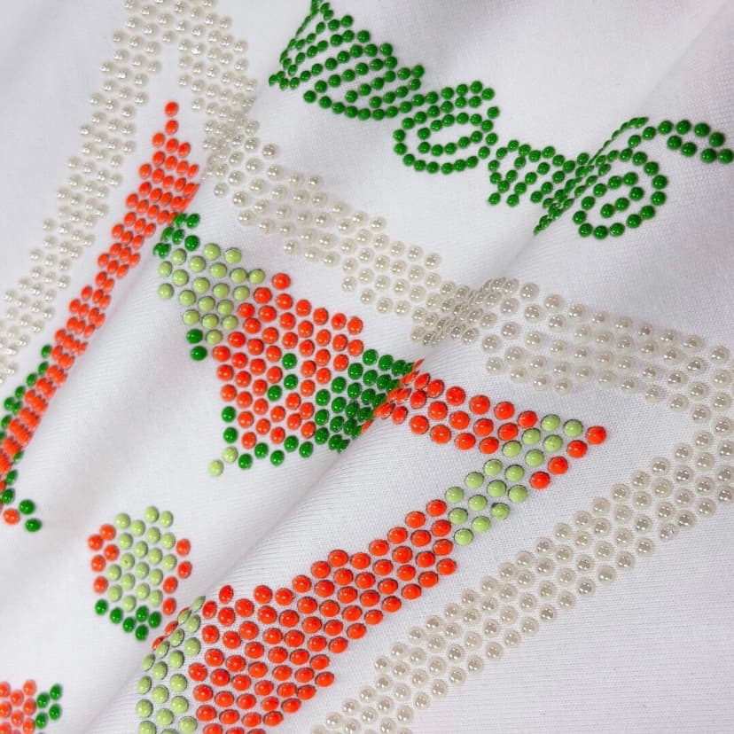 Camiseta clásica con diamantes de imitación florales en 3D 2025