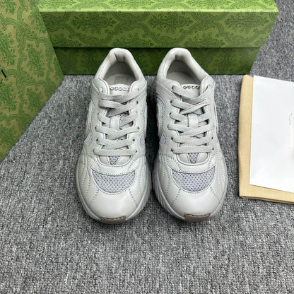Zapatillas clásicas grises con bordado