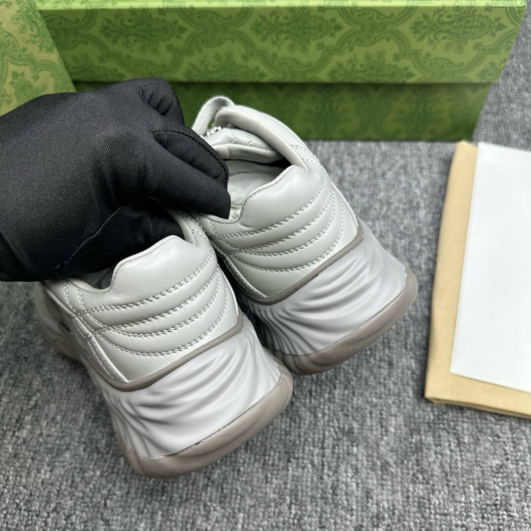 Zapatillas clásicas grises con bordado