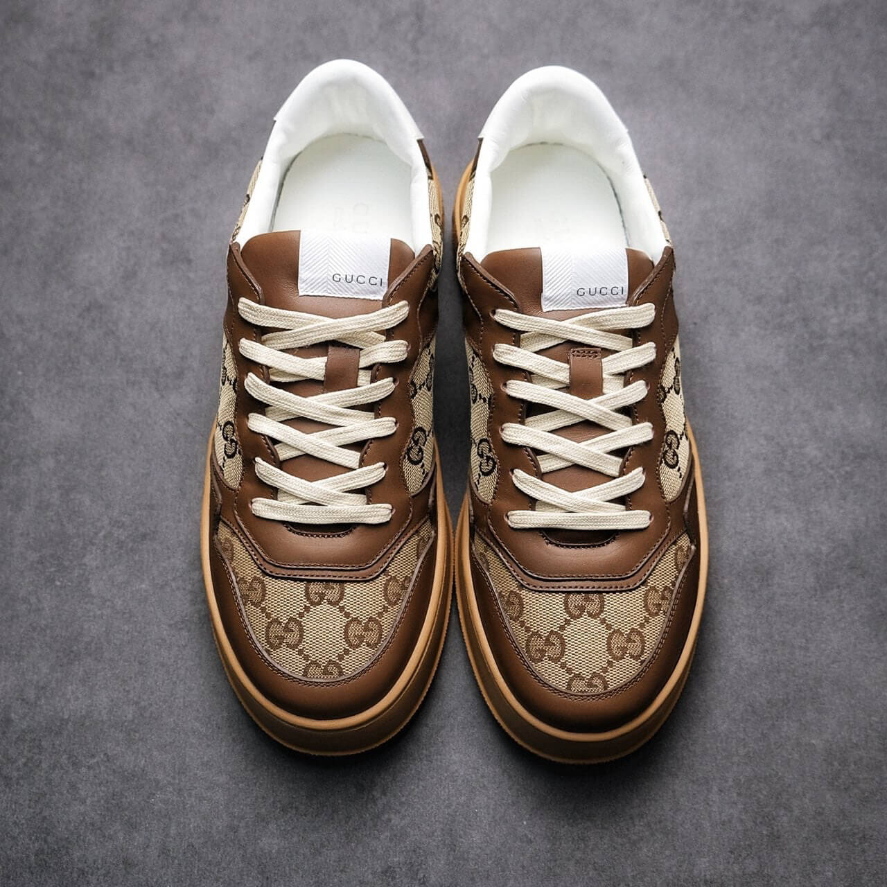 Zapatillas retro con letras marrones