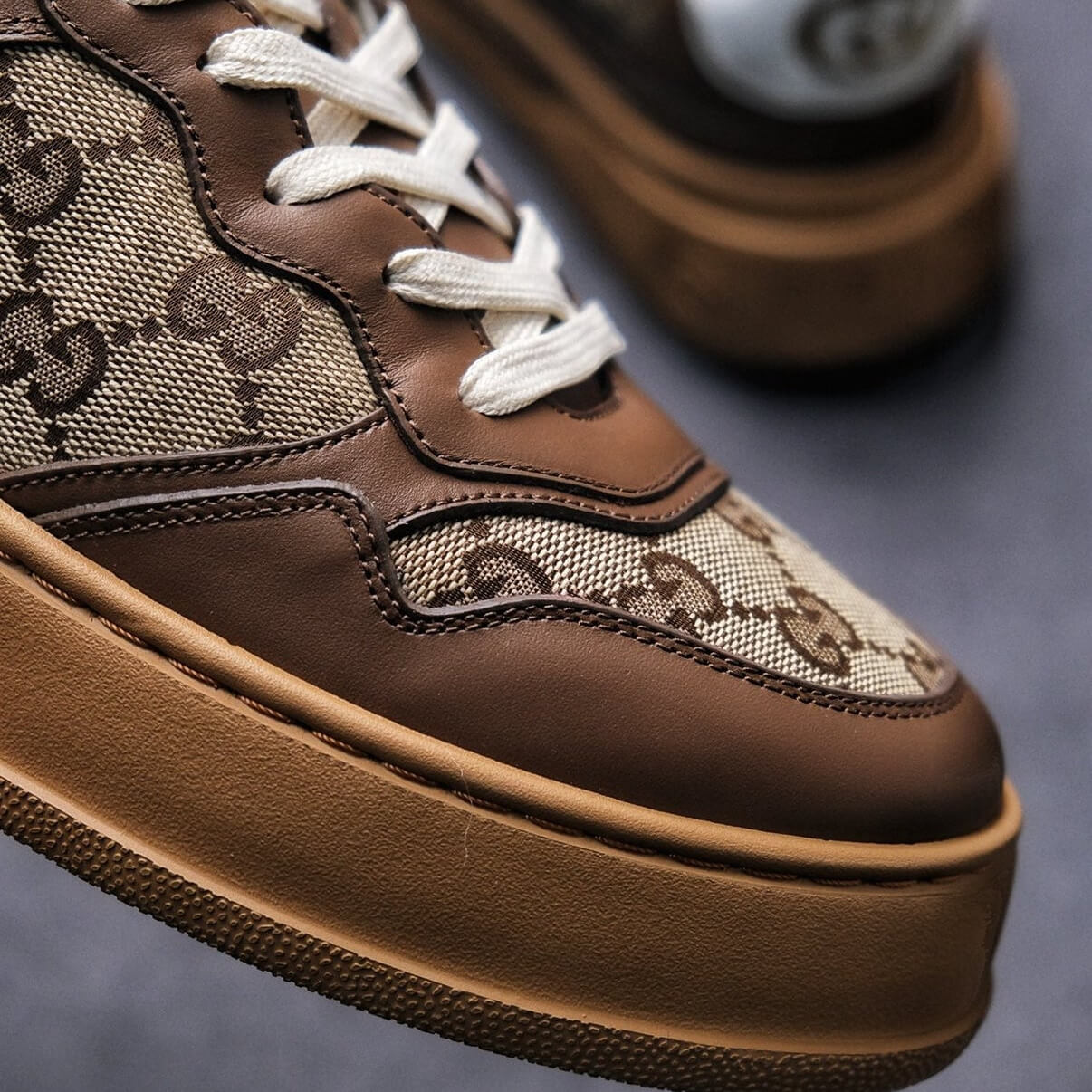Zapatillas retro con letras marrones