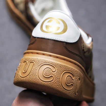 Zapatillas retro con letras marrones