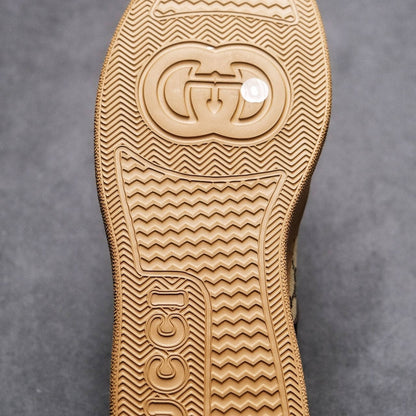 Zapatillas retro con letras marrones