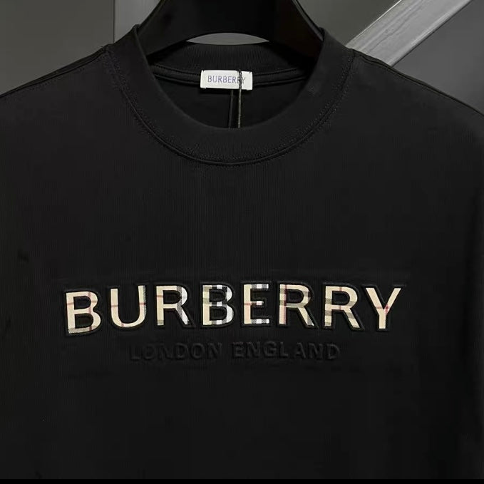 T-shirt à motif classique en relief 3D