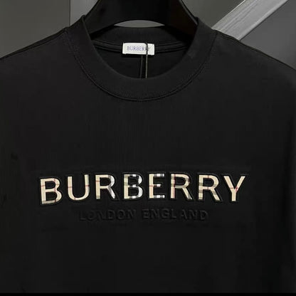 T-shirt à motif classique en relief 3D
