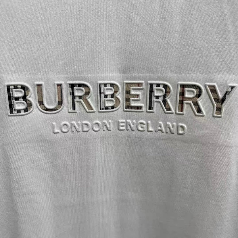 T-shirt à motif classique en relief 3D