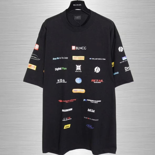 Camiseta con estampado de múltiples elementos