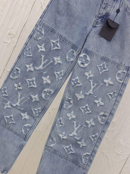Pantalones vaqueros ligeramente desgastados