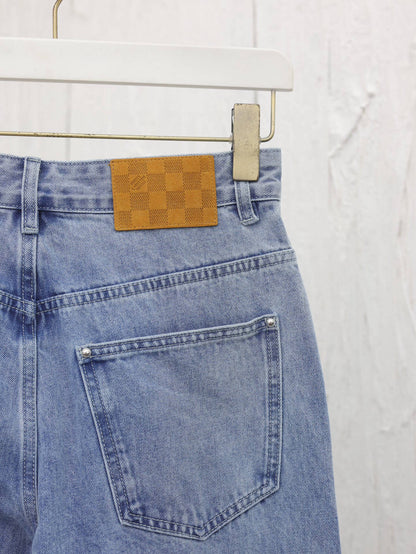Pantalones vaqueros ligeramente desgastados