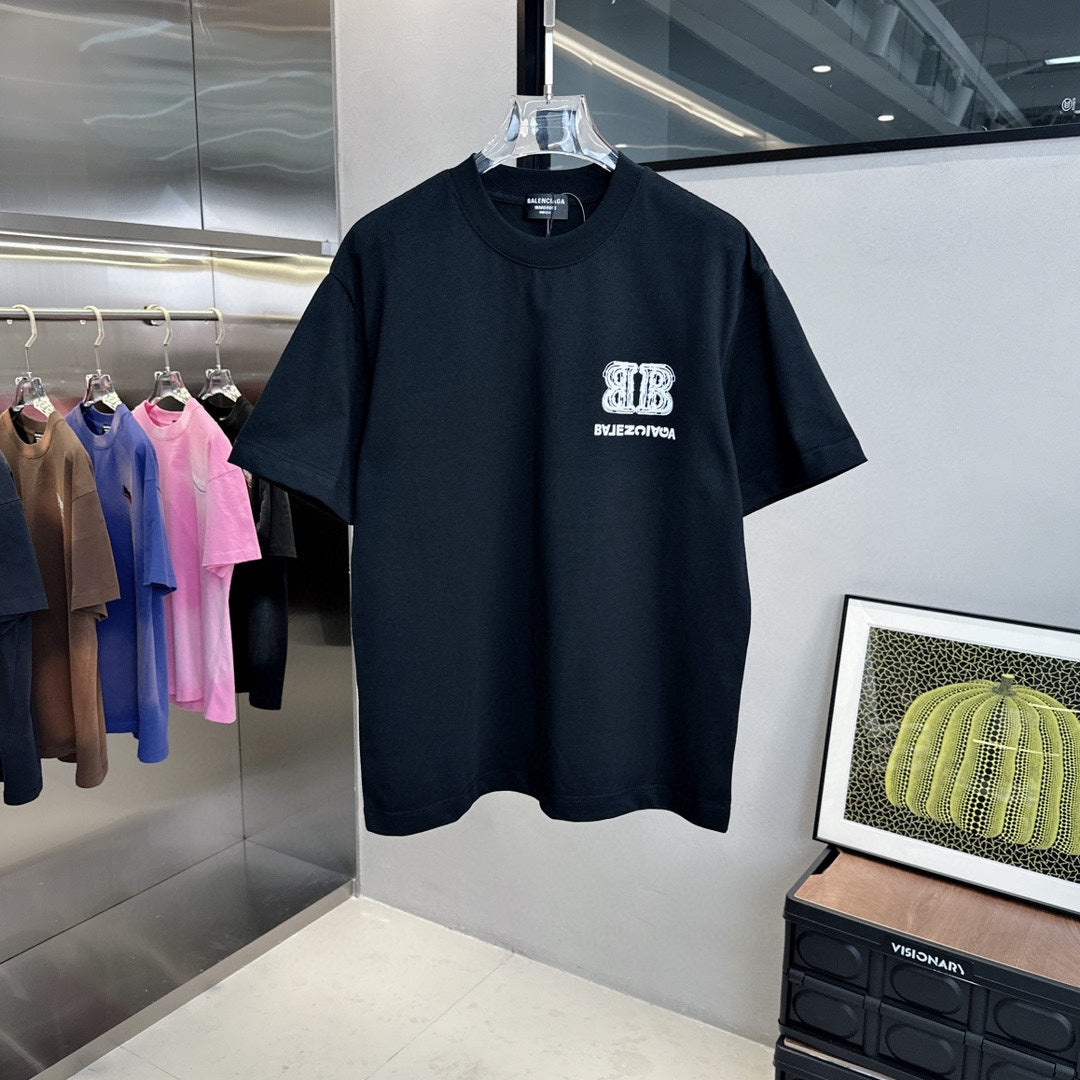 Camiseta con estampado de letra doble B invertida