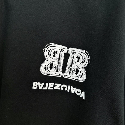 Camiseta con estampado de letra doble B invertida