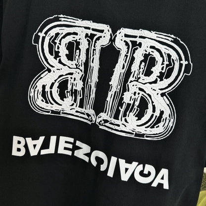 Camiseta con estampado de letra doble B invertida