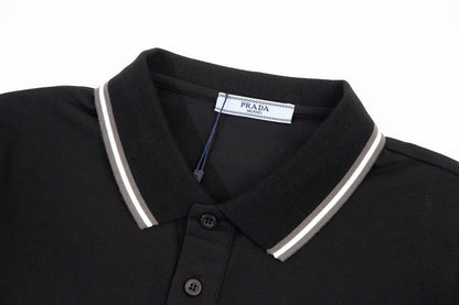 Polo con triángulos metálicos