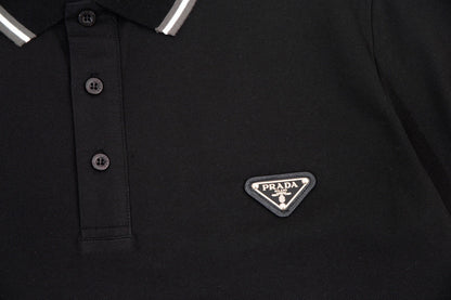 Polo con triángulos metálicos