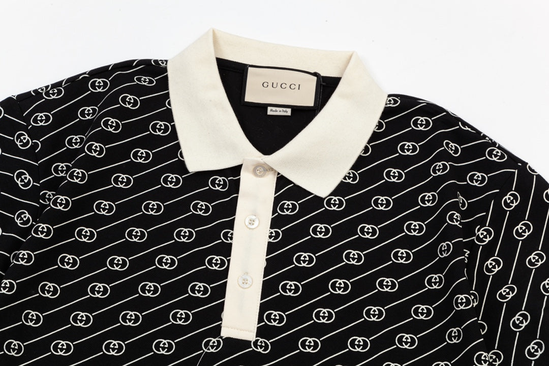 Polo clásico con estampado gráfico