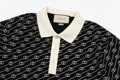 Polo clásico con estampado gráfico