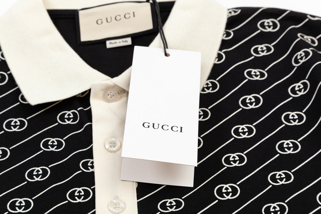 Polo clásico con estampado gráfico