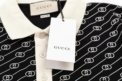 Polo clásico con estampado gráfico
