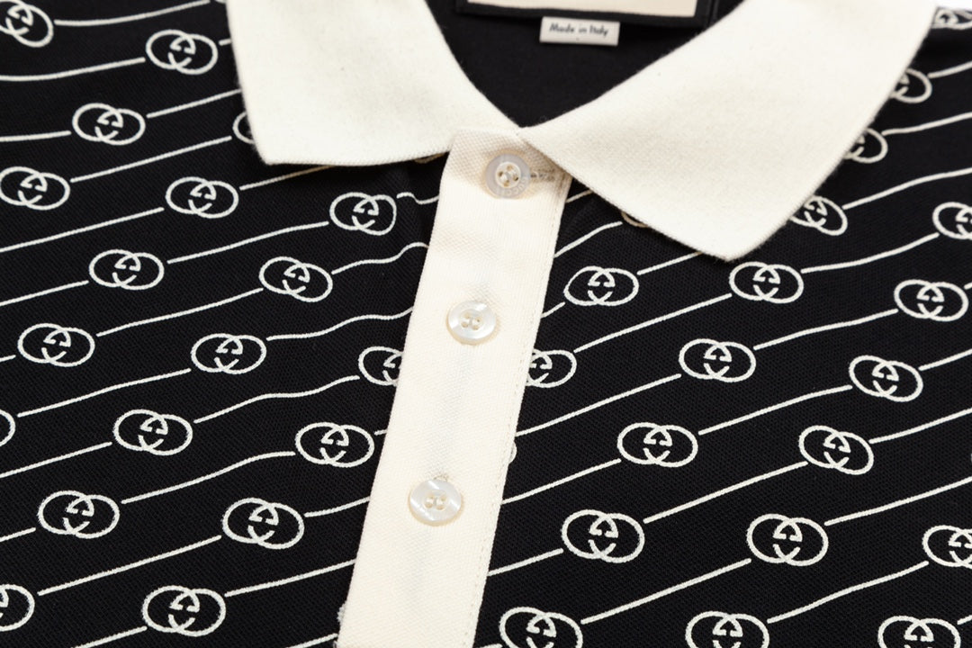 Polo clásico con estampado gráfico