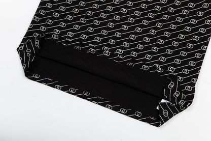 Polo clásico con estampado gráfico