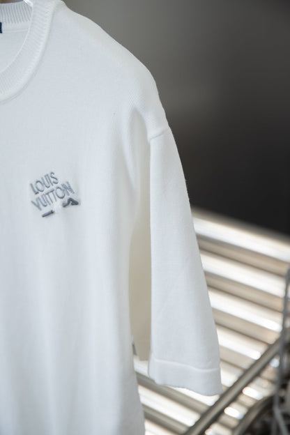 T-shirt brodé avec épingles