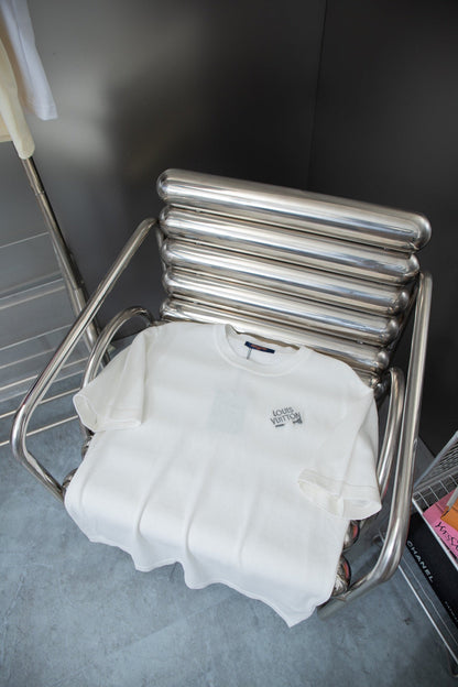 T-shirt brodé avec épingles